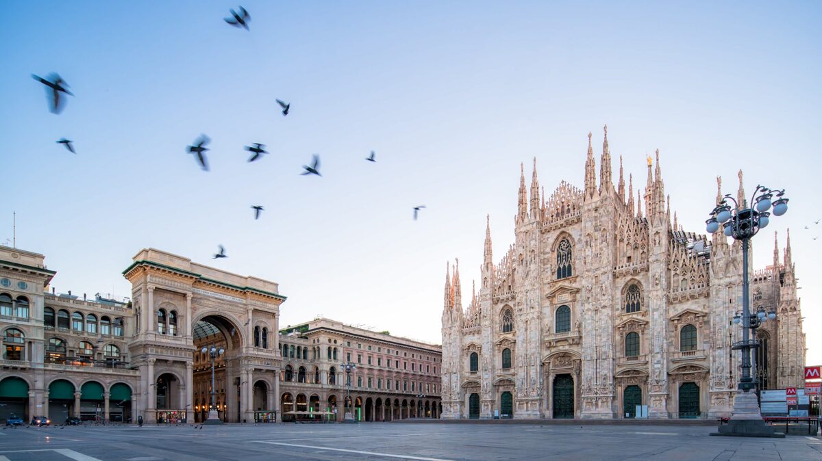 Die_Piazza_del_Duomo_im_Morgengrauen_Milan.jpg