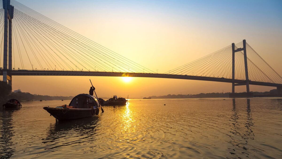 india-kolkata-boat-river-hooghly-howra-bridge.jpg